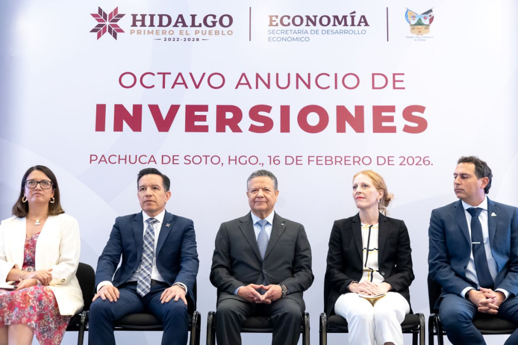El gobernador de Hidalgo, Julio Menchaca Salazar, acompañado de funcionarios estatales y representantes del sector empresarial durante el Octavo Anuncio de Inversiones en Pachuca, el 16 de febrero de 2026.