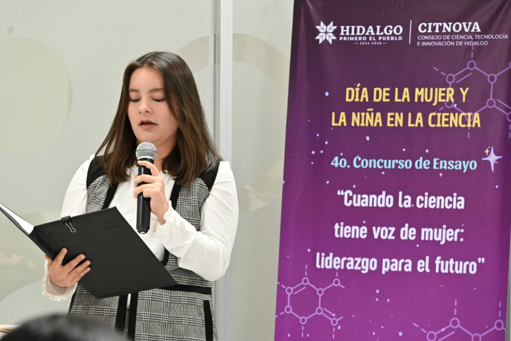 Estudiante presenta su ensayo durante el Cuarto Concurso “Cuando la ciencia tiene voz de mujer”, organizado por el Citnova en el marco del Día de la Mujer y la Niña en la Ciencia en Hidalgo.
