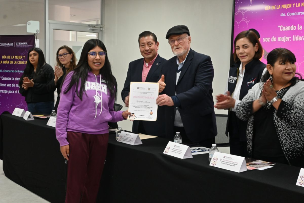 Entrega de reconocimiento a participante del Cuarto Concurso de Ensayo “Cuando la ciencia tiene voz de mujer”, organizado por Citnova en Hidalgo, en el marco del Día de la Mujer y la Niña en la Ciencia.