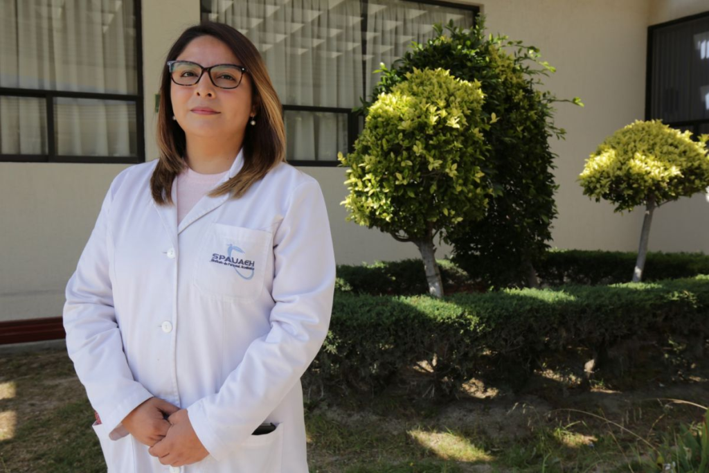 Jesús Viridiana García González, egresada del Doctorado en Química de la UAEH, ganadora del primer lugar en el Concurso de Póster del XII Congreso Nacional de Cristalografía por su investigación en moléculas de estaño IV.