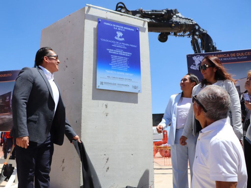 Develación de placa conmemorativa durante la colocación de la primera piedra de la planta de Dulces Miguelito en el Parque Industrial PLATAH, Hidalgo, con autoridades y directivos presentes.