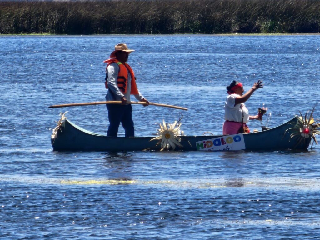 Recorrido en trajinera en la laguna de Tecocomulco, Hidalgo, con visitantes disfrutando la naturaleza y actividades tradicionales sobre el agua