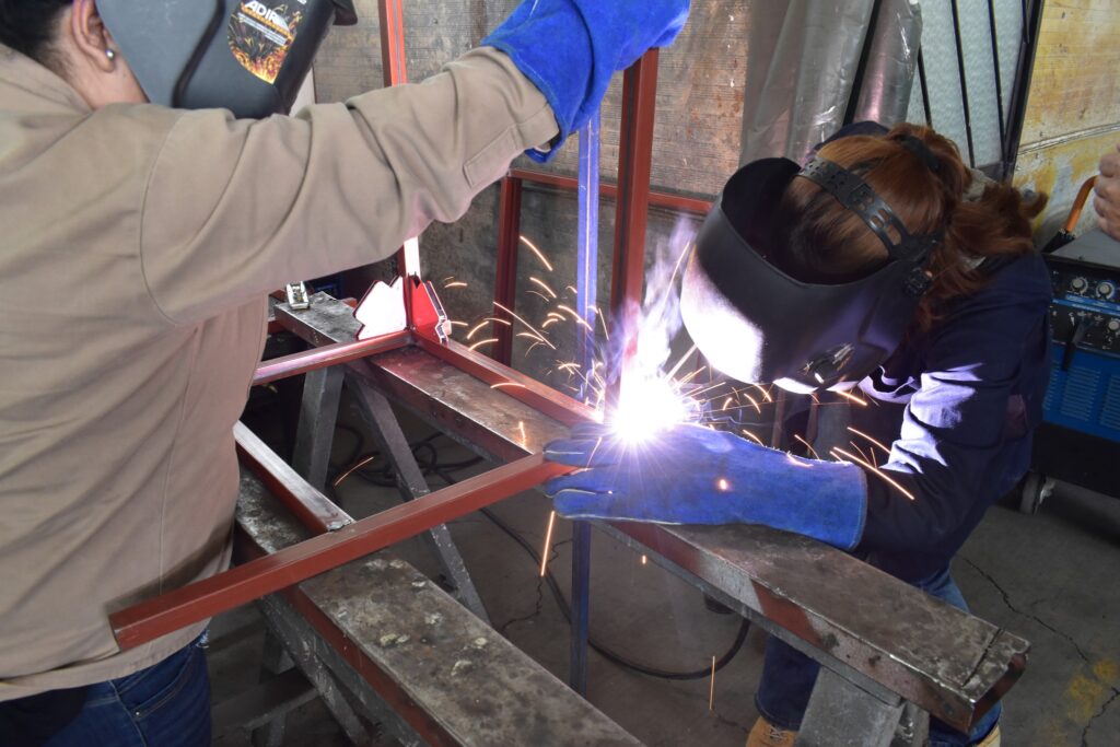 Capacitación de soldadura en Hidalgo como parte de la formación de perfiles técnicos para cubrir vacantes laborales en el sector productivo.