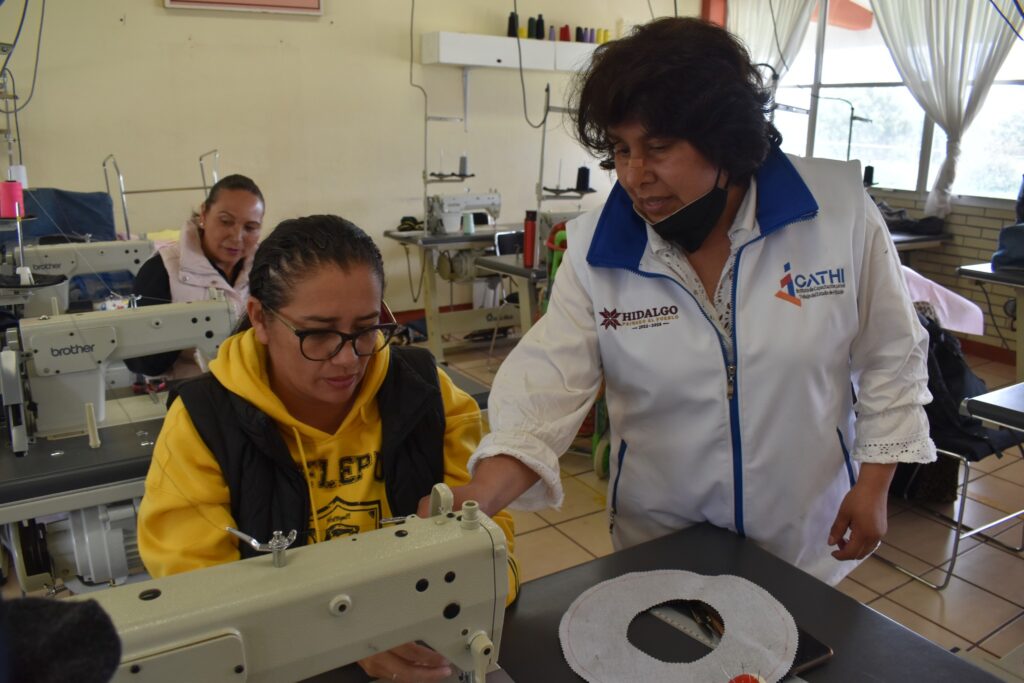Capacitación en costura en Hidalgo impartida por el Icathi para formar perfiles laborales y cubrir vacantes en el sector productivo.