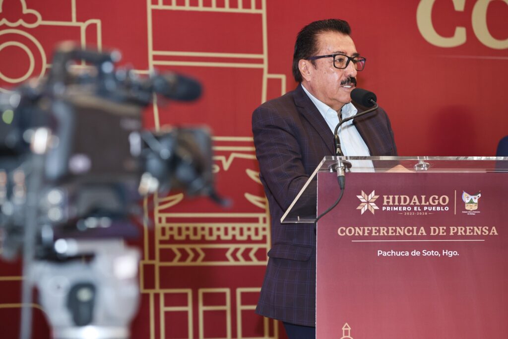 Óscar Javier González Hernández durante conferencia en Hidalgo, donde advirtió sobre fraudes en ofertas de empleo en Estados Unidos y Canadá.