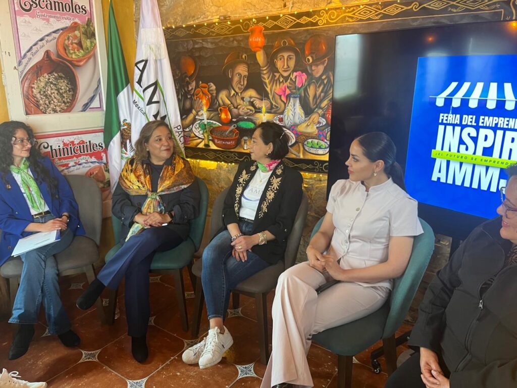 Participantes del conversatorio “Mujer, negocio y vida real: el equilibrio que nadie te enseña” dialogan durante la Feria del Emprendedor Inspira AMMJE en Mineral del Monte.