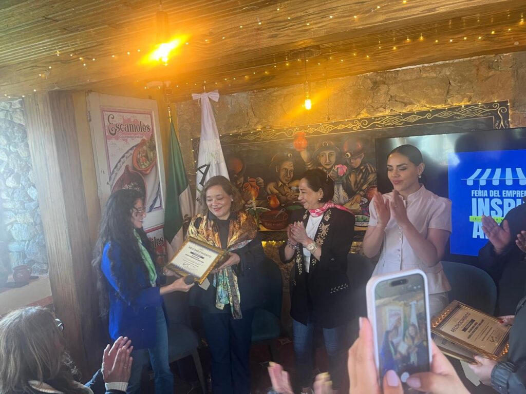 Entrega de reconocimiento a participante durante el conversatorio “Mujer, negocio y vida real: el equilibrio que nadie te enseña”, en el marco de la Feria del Emprendedor Inspira AMMJE en Mineral del Monte.