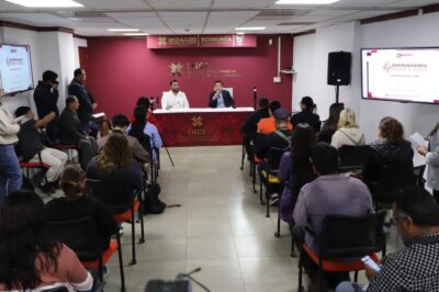 Rueda de prensa del IHCE en Hidalgo sobre el programa Emprendiendo Paso a Paso ante medios de comunicación.