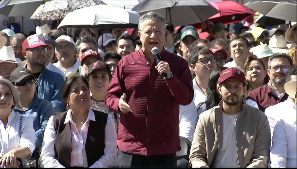 El gobernador de Hidalgo, Julio Menchaca Salazar, dirige un mensaje ante militantes y simpatizantes de Morena reunidos en Plaza Juárez, donde refrendó el respaldo de la entidad a la presidenta de México, Claudia Sheinbaum Pardo, durante la conmemoración por los dos años de su triunfo electoral.
