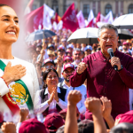 Ilustración que muestra a la presidenta Claudia Sheinbaum con la banda presidencial y al gobernador Julio Menchaca durante un acto político, frente a una multitud de simpatizantes con banderas de Morena, en una escena que simboliza el respaldo de Hidalgo al proyecto de la Cuarta Transformación.