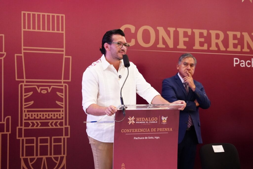 Miguel Ángel Tello Vargas durante la conferencia matutina del gobierno de Hidalgo, donde presentó la convocatoria para el concurso de playeras artesanales rumbo al Mundial 2026.