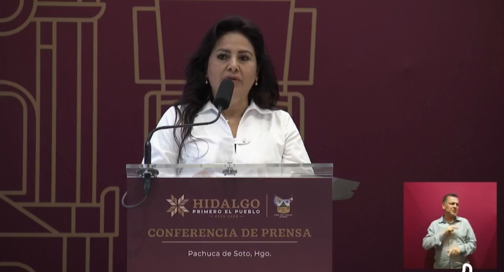 Mónica Mixteca Trejo, titular de la Semarnath, durante una conferencia de prensa del Gobierno de Hidalgo en Pachuca de Soto, mientras ofrece un mensaje ante medios de comunicación.