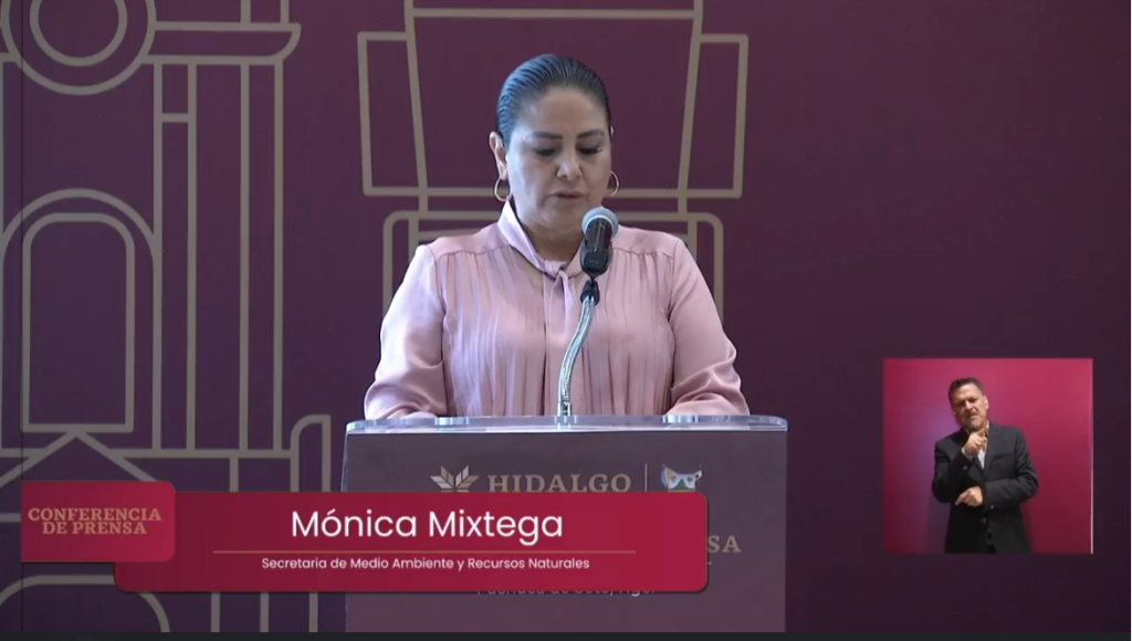 Mónica Mixtega Trejo, secretaria de Medio Ambiente y Recursos Naturales de Hidalgo, presenta durante la conferencia semanal del Gobierno del Estado las acciones de saneamiento y recuperación implementadas en el Parque Nacional El Chico.
