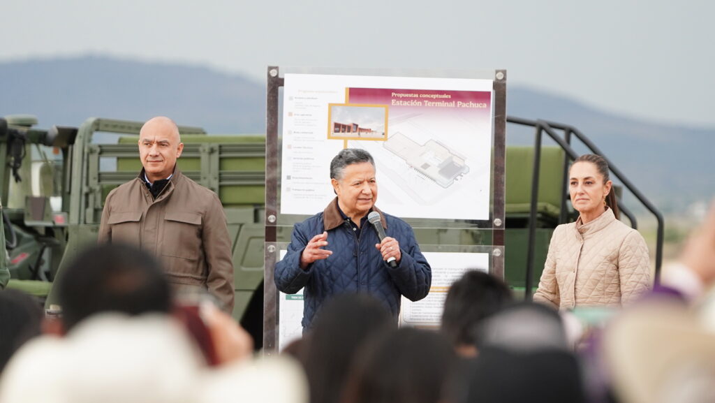 La presidenta Claudia Sheinbaum y el gobernador Julio Menchaca supervisan la presentación del proyecto de la estación terminal del tren AIFA-Pachuca durante un evento público realizado en Hidalgo.