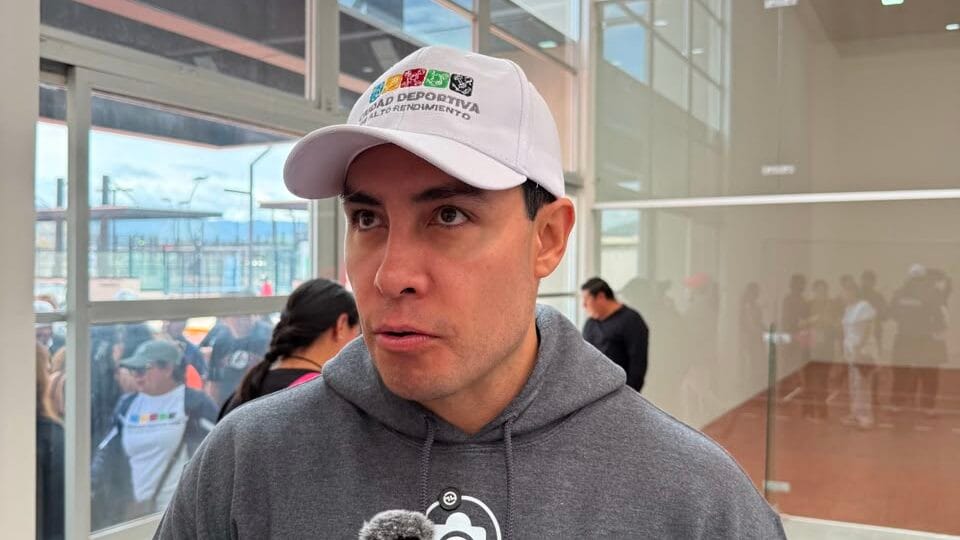 Jorge Alberto Reyes Hernández, alcalde de Pachuca, ofrece una entrevista sobre los factores que impulsaron a la capital hidalguense a ubicarse entre las ciudades más competitivas del país, de acuerdo con el Índice de Competitividad Urbana 2026 del IMCO. (Foto: Edgar Torres)