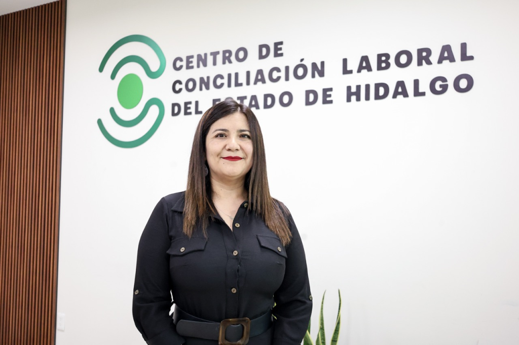 Mariela Valero Mota, titular del Centro de Conciliación Laboral del Estado de Hidalgo, posa en las instalaciones del organismo durante la presentación de información sobre el derecho a la desconexión digital y la conciliación laboral.