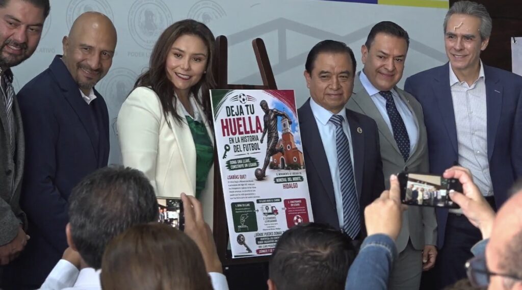 Autoridades estatales, legisladores y promotores del patrimonio futbolístico presentan la campaña “Deja tu huella en la historia del futbol” durante un evento realizado en el Congreso de Hidalgo.