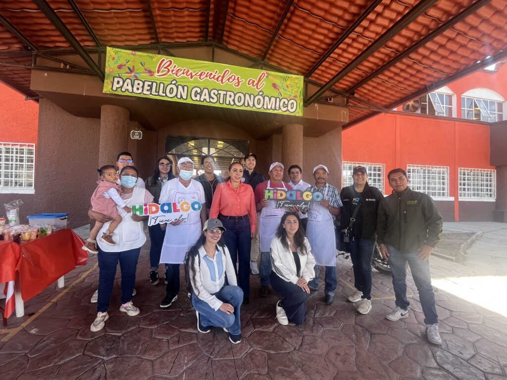 Representantes del Pabellón Gastronómico de Actopan, tour operadoras de Hidalgo, prestadores de servicios turísticos y autoridades municipales posan frente a las instalaciones del recinto tras la firma de un convenio para fortalecer la promoción turística y gastronómica del municipio.