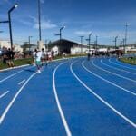 Vista de la pista de atletismo de la Ciudad Deportiva de Alto Rendimiento de Hidalgo durante sus primeras actividades, con deportistas realizando entrenamientos y recorridos en las nuevas instalaciones deportivas.