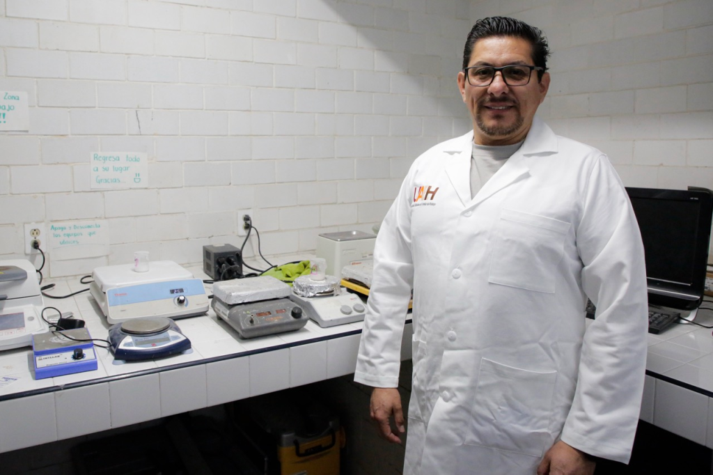 Felipe Legorreta García, profesor investigador de la Universidad Autónoma del Estado de Hidalgo (UAEH), posa en un laboratorio donde desarrolla proyectos para aprovechar residuos domésticos, como la cáscara de huevo, en la elaboración de suplementos y biomateriales.