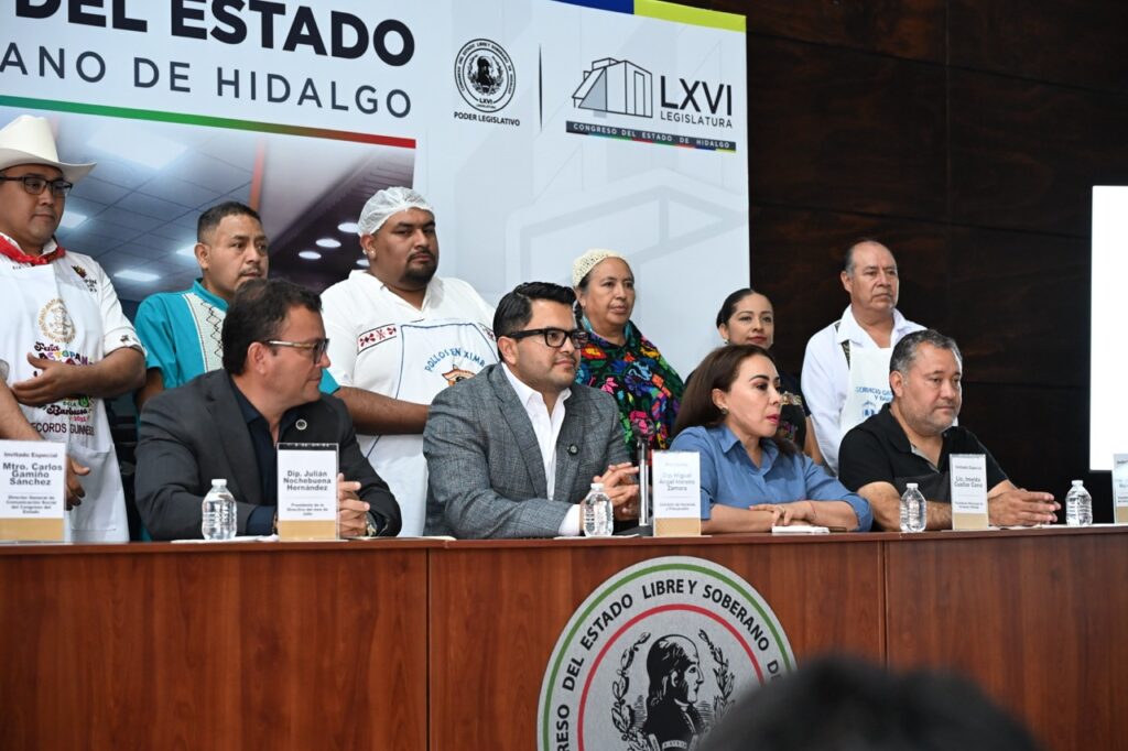 Diputados del Congreso de Hidalgo, autoridades municipales de Actopan y representantes de productores de barbacoa participan en una conferencia de prensa para presentar la iniciativa que busca instituir el Día Estatal de la Barbacoa como reconocimiento a este patrimonio gastronómico.