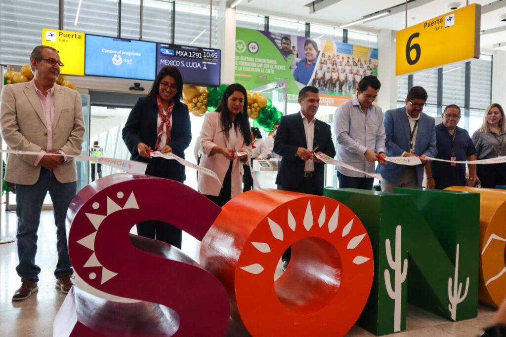Autoridades turísticas y representantes de Mexicana de Aviación participan en el corte de listón para inaugurar la nueva ruta aérea entre el Aeropuerto Internacional Felipe Ángeles (AIFA) y Sonora, durante un acto protocolario realizado en la terminal aérea.