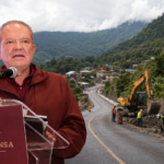 Alejandro Sánchez García, titular de la SIPDUS, frente a una representación de los trabajos de reconstrucción de caminos en comunidades de Hidalgo.