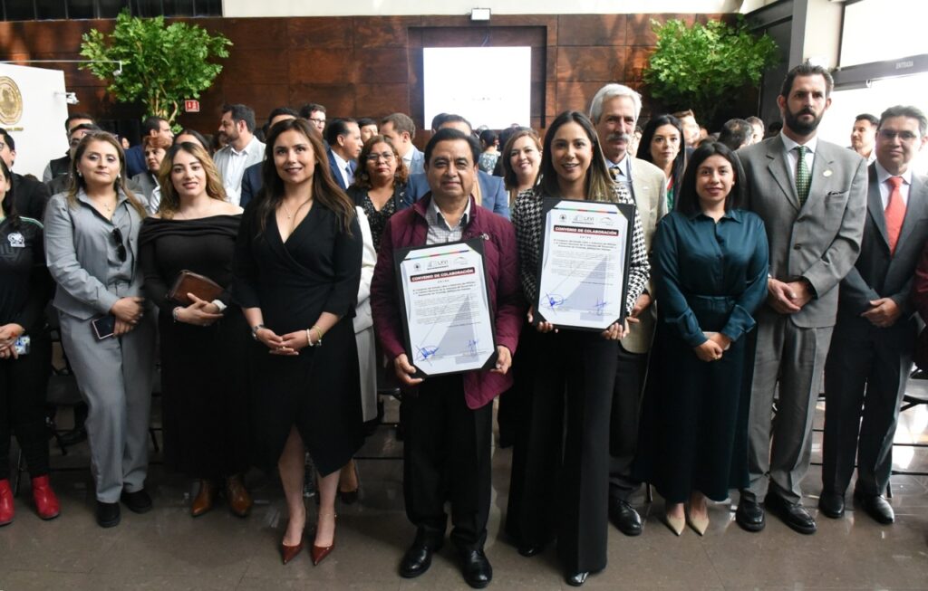 Representantes del Congreso de Hidalgo, legisladores e integrantes de Canadevi posan con el convenio de colaboración firmado para impulsar una agenda legislativa enfocada en vivienda, desarrollo urbano y simplificación de trámites en la entidad.