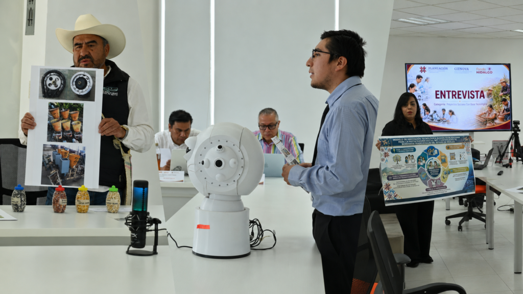 Participantes presentan prototipos, muestras y proyectos tecnológicos durante las entrevistas de evaluación del Fondo Hidalgo, Ciencia y Tecnología.