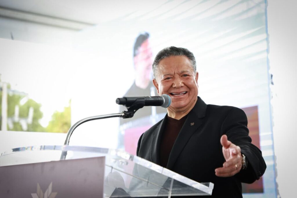 El gobernador de Hidalgo, Julio Menchaca Salazar, durante su mensaje en la inauguración del nuevo Centro Administrativo, construido en el predio que ocupó la antigua Casa de Gobierno, desde donde destacó la transformación del patrimonio público para fortalecer el servicio a la ciudadanía