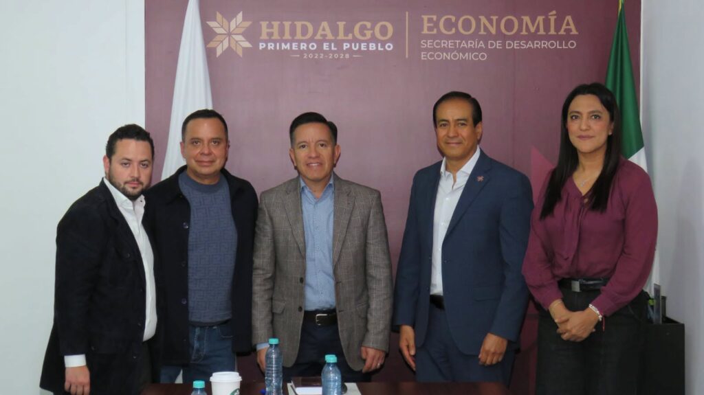 Representantes de Cruz Azul y autoridades de la Secretaría de Desarrollo Económico de Hidalgo posan durante una reunión de trabajo en la que abordaron la reactivación de la planta cementera, nuevos proyectos de inversión y el acompañamiento institucional para su desarrollo.