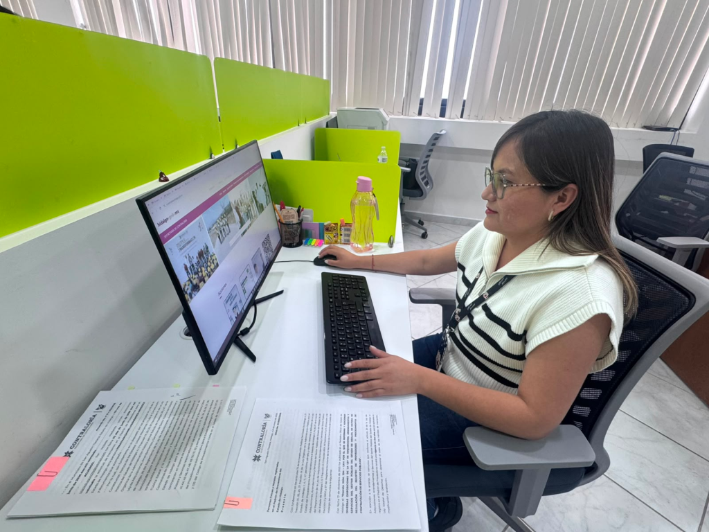 Personal de la Secretaría de la Contraloría de Hidalgo realiza un trámite digital desde una computadora mediante la nueva Oficina Virtual de Proveedores y Contratistas, plataforma que permitirá gestionar en línea la inscripción, actualización y revalidación del padrón estatal.