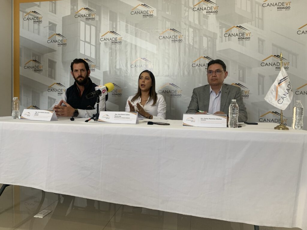 Ana Karen Juárez Navarrete ofrece declaraciones acompañada por Lino Andrés González Illescas y Carlos Ramírez Muñoz durante la presentación del Consejo Directivo de Canadevi Hidalgo.