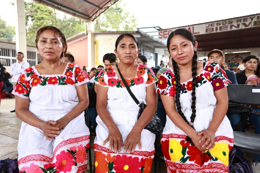 Mujeres de Tlanchinol portan vestimenta tradicional de la Huasteca hidalguense durante el evento de las Rutas de la Transformación para la Reconstrucción, realizado en este municipio de la Sierra Alta de Hidalgo.