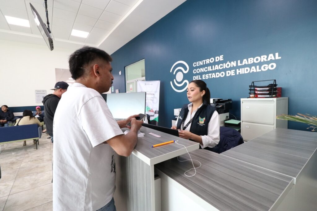 Personal del Centro de Conciliación Laboral del Estado de Hidalgo brinda orientación a un trabajador en el área de atención al público, donde se reciben solicitudes relacionadas con conflictos laborales y procedimientos de conciliación.