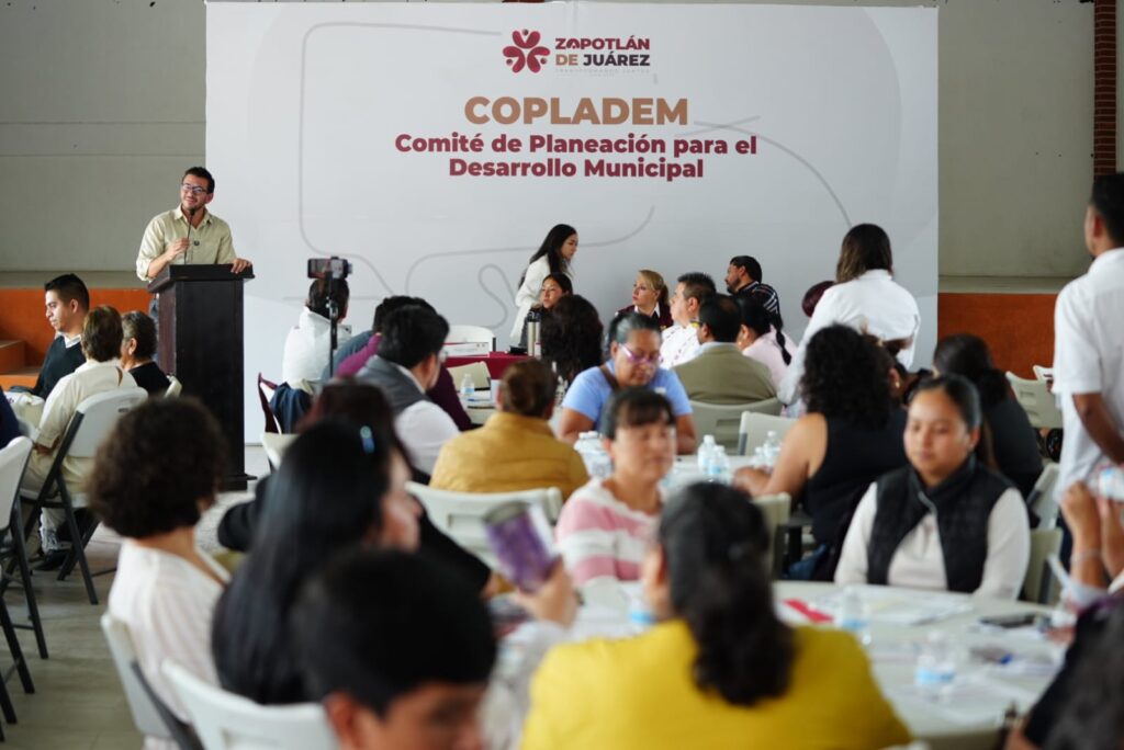Asistentes participan en una sesión del Comité de Planeación para el Desarrollo Municipal (Copladem) de Zapotlán de Juárez, donde se abordaron proyectos estratégicos para el desarrollo económico del municipio.
