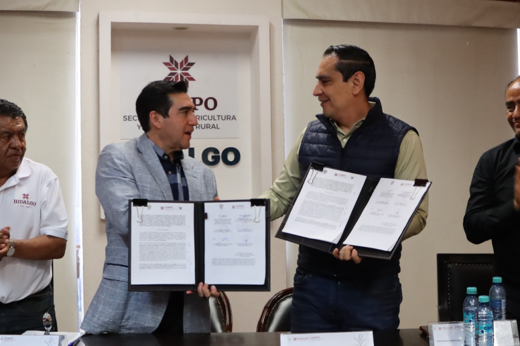 Funcionarios del Gobierno de Hidalgo y de la Universidad Autónoma Chapingo muestran los convenios de colaboración firmados durante un acto oficial, con el objetivo de fortalecer la capacitación, la innovación y el desarrollo del sector agropecuario en la entidad.