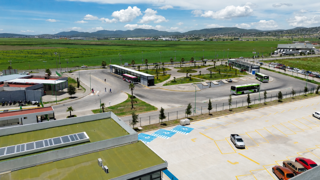 Vista aérea de un complejo de movilidad e infraestructura urbana en Hidalgo, con vialidades, transporte público y áreas de desarrollo que ilustran los proyectos contemplados en el Plan Prospectivo Hidalgo 2040 para fortalecer la conectividad y el crecimiento regional.