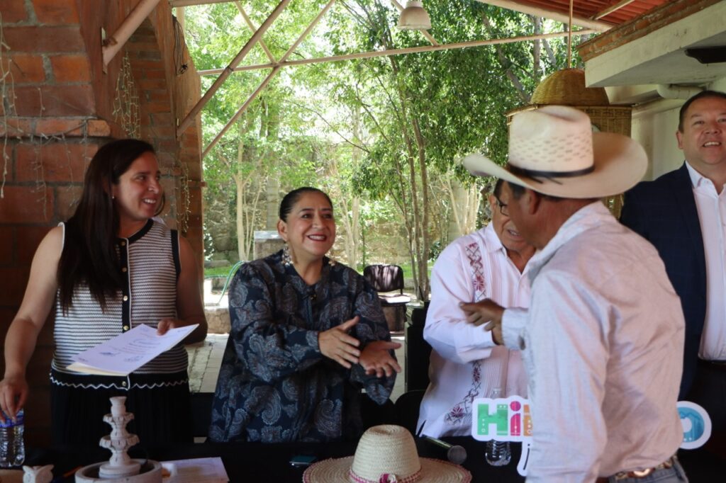 Elizabeth Quintanar Gómez conversa con prestadores de servicios turísticos durante la presentación de “Avanzamos por México” en Tecozautla.
