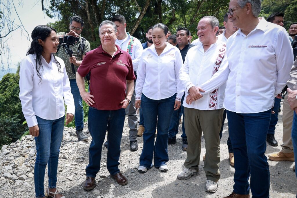 El gobernador Julio Menchaca y funcionarios supervisan un camino rodeado de vegetación en el municipio de Pisaflores.