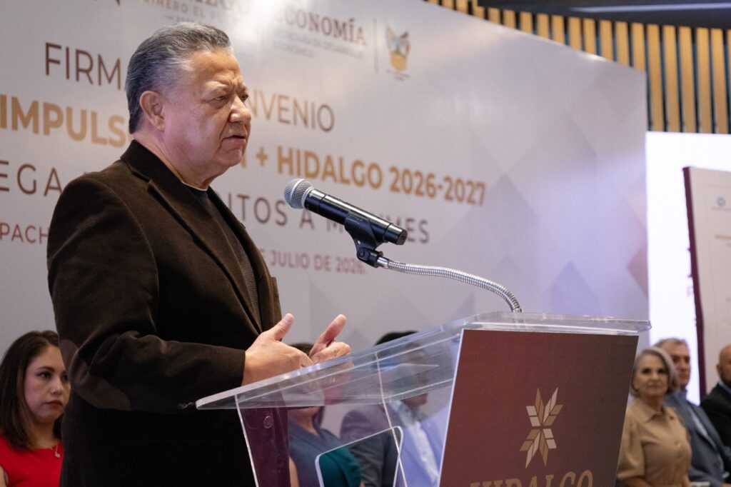El gobernador de Hidalgo, Julio Menchaca Salazar, durante una entrevista en la que afirmó que la creación de un nuevo municipio tiene sustento legal, aunque el rezago en la municipalización de fraccionamientos obedece al incumplimiento de la normatividad por parte de los desarrolladores.