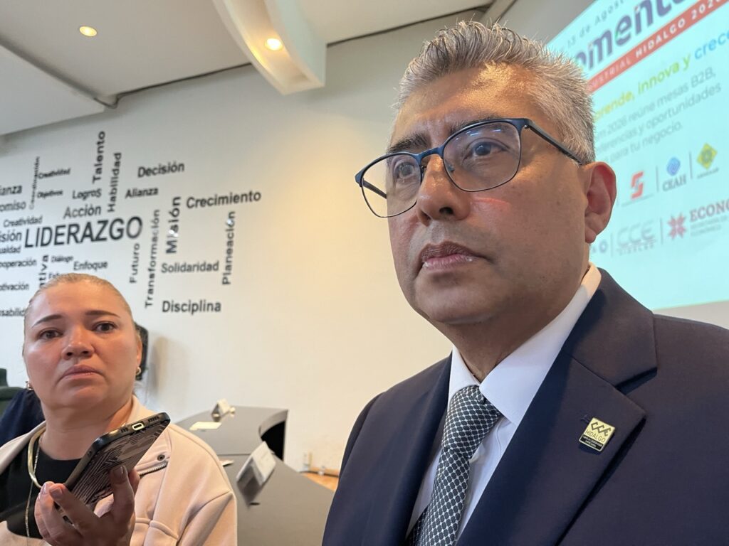 Guillermo Pera Rodríguez, presidente de la Delegación Hidalgo de la Cámara Nacional de la Industria del Vestido, durante una entrevista en el marco de Momentum 2026 Expo Industrial Hidalgo.