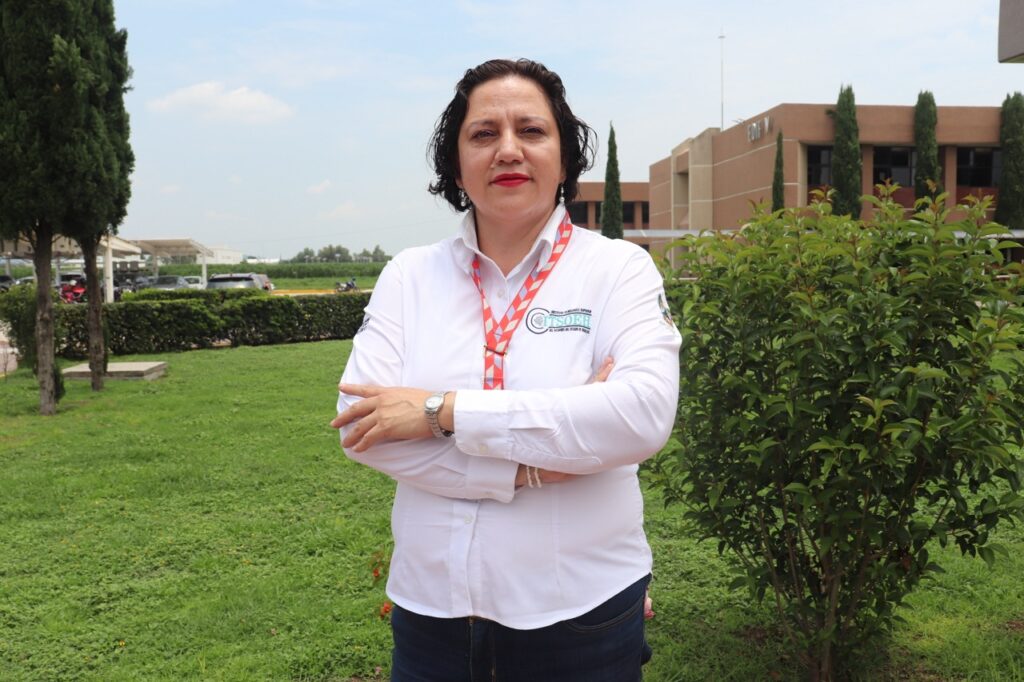 Ana Nallely Cerón Ortiz, investigadora del ITSOEH, obtuvo una patente del IMPI por el desarrollo de un polvo vegetal elaborado a partir de la vaina de mezquite con potencial de aplicación en la industria alimentaria.