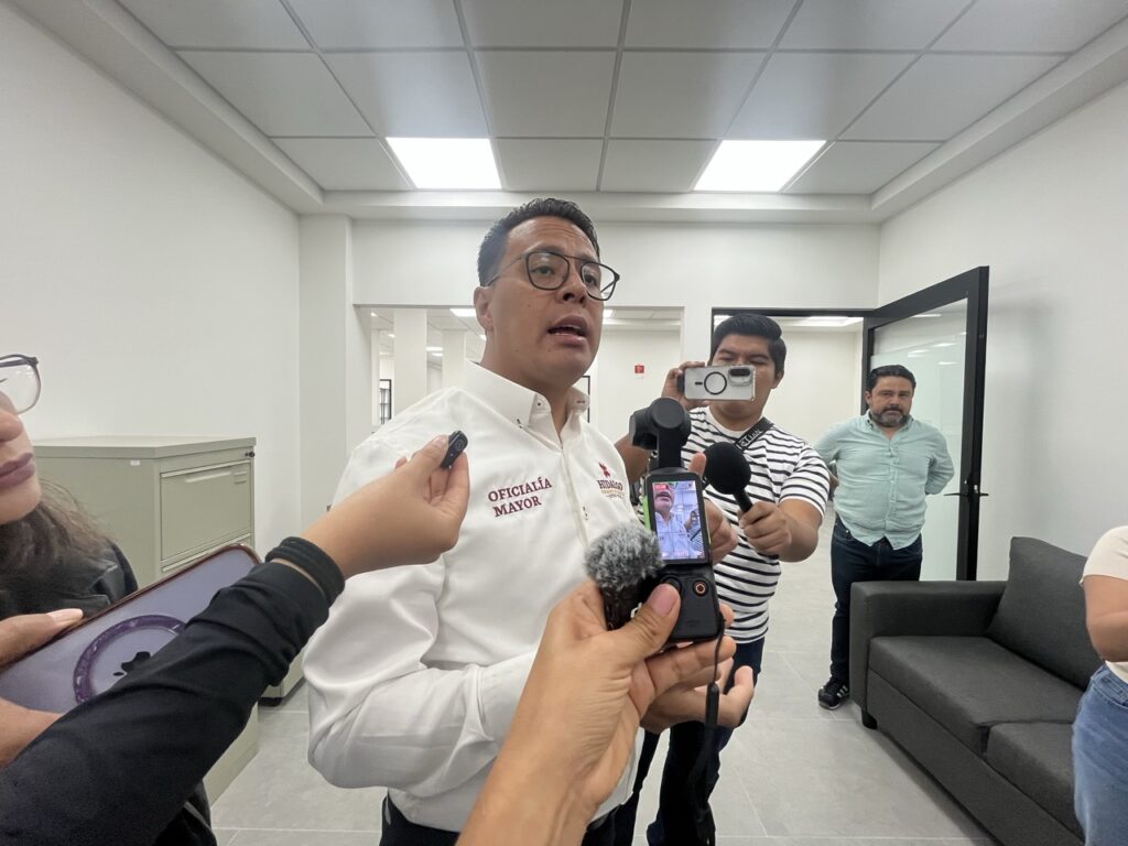 El oficial mayor de Hidalgo, Edgar Orlando Ángeles Pérez, ofrece una entrevista a representantes de medios de comunicación al interior del nuevo Centro Administrativo, donde informa sobre la reubicación de dependencias estatales y el proceso de mudanza hacia inmuebles propios.