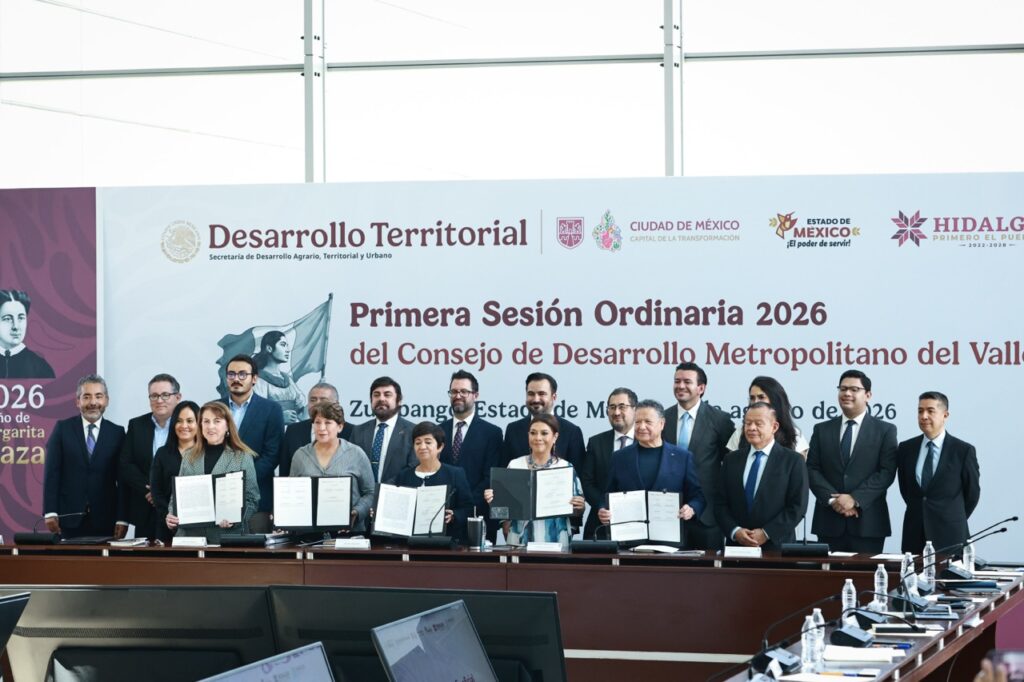 Autoridades de Ciudad de México, Estado de México, Hidalgo y Morelos muestran los acuerdos firmados durante la sesión del Consejo de Desarrollo Metropolitano.