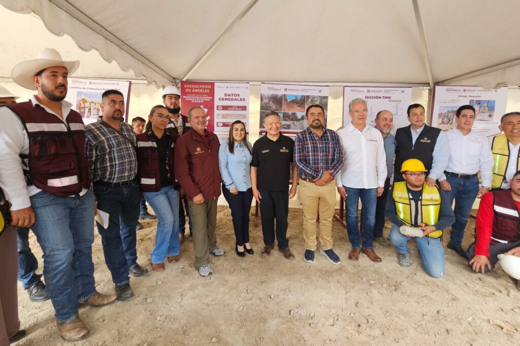 Julio Menchaca, funcionarios estatales y trabajadores de la construcción durante una supervisión de obras en Zacualtipán.