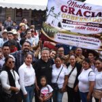Julio Menchaca Salazar posa con habitantes de Tzincoatlán durante una gira de trabajo en el municipio de Zacualtipán.