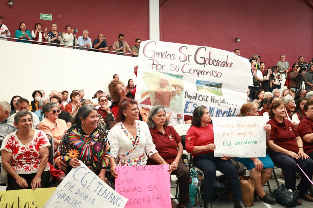 Personas adultas mayores muestran mensajes de agradecimiento por los apoyos destinados a Centros Gerontológicos de Hidalgo.