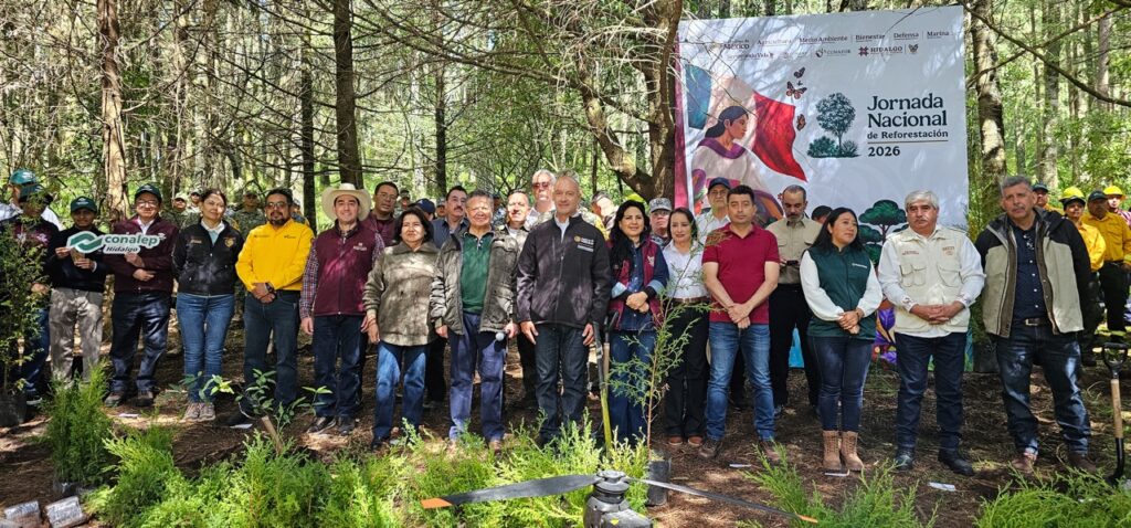 Autoridades y participantes de la Jornada Nacional de Reforestación 2026 posan entre árboles y plantas forestales en Mineral del Chico.