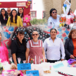 Mujeres emprendedoras exhiben alimentos, artesanías y otros productos durante un bazar organizado por los Centros LIBRE en Hidalgo.